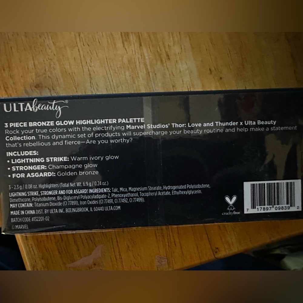 Marvel Studios' Thor: Love and Thunder 
Bronze Glow Highlighter Palette - Picture 3 of 4